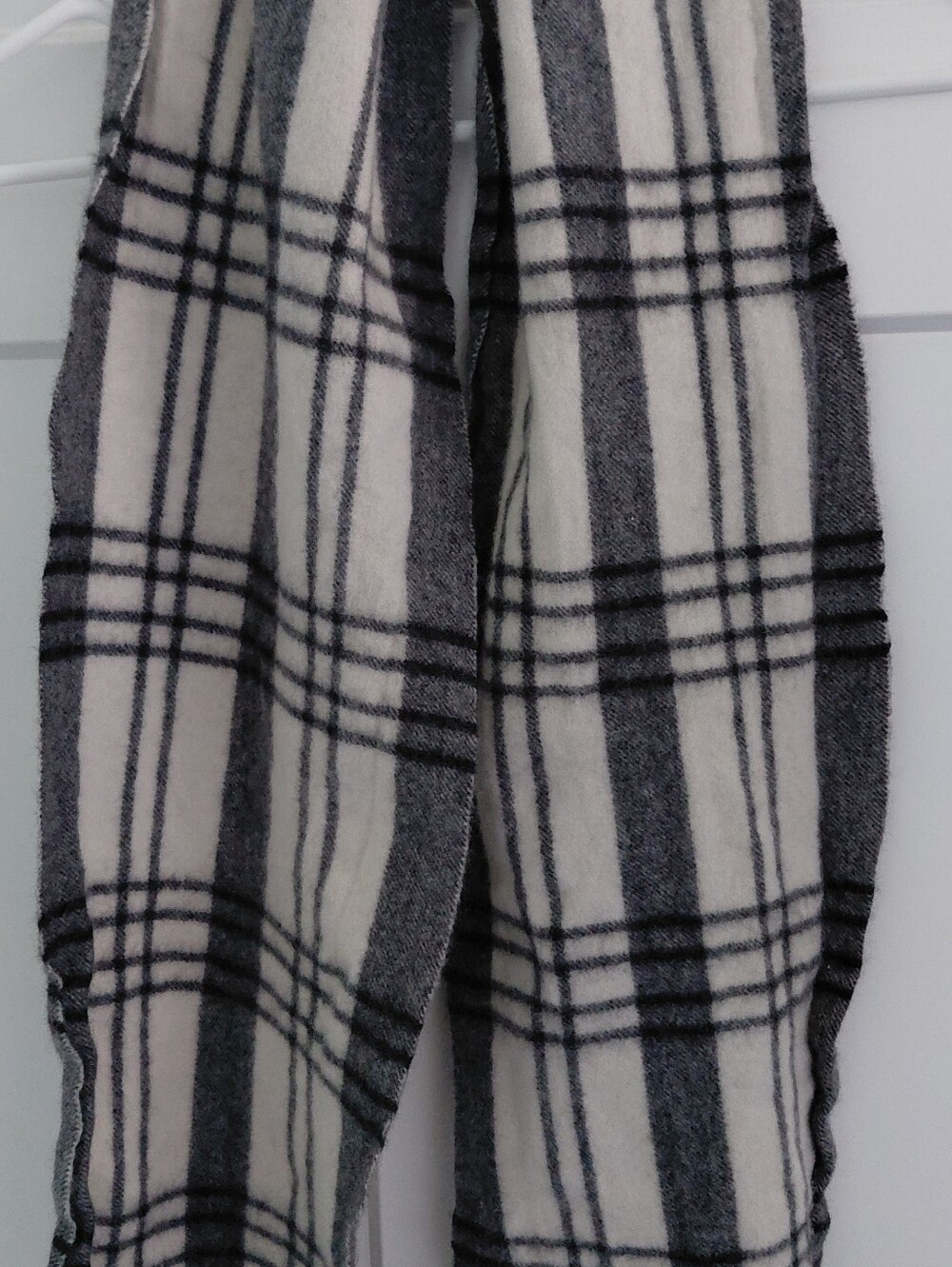 Peck & Peck $110 Retail  Black 100% Cashmere  Fringe Trim Scarf